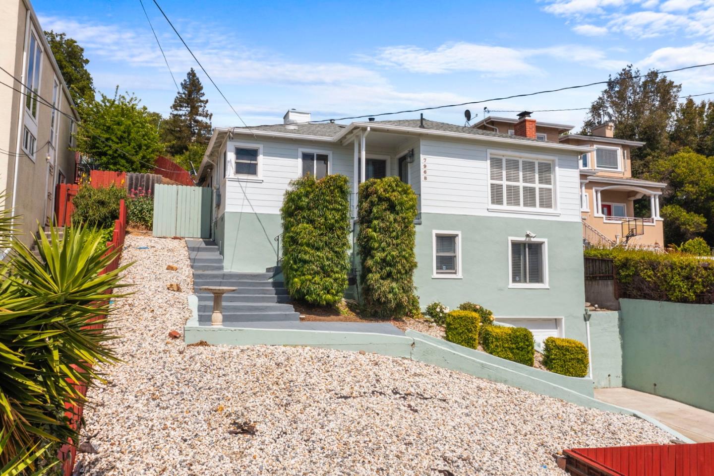 Detail Gallery Image 3 of 46 For 7968 Michigan Ave, Oakland,  CA 94605 - 3 Beds | 2 Baths