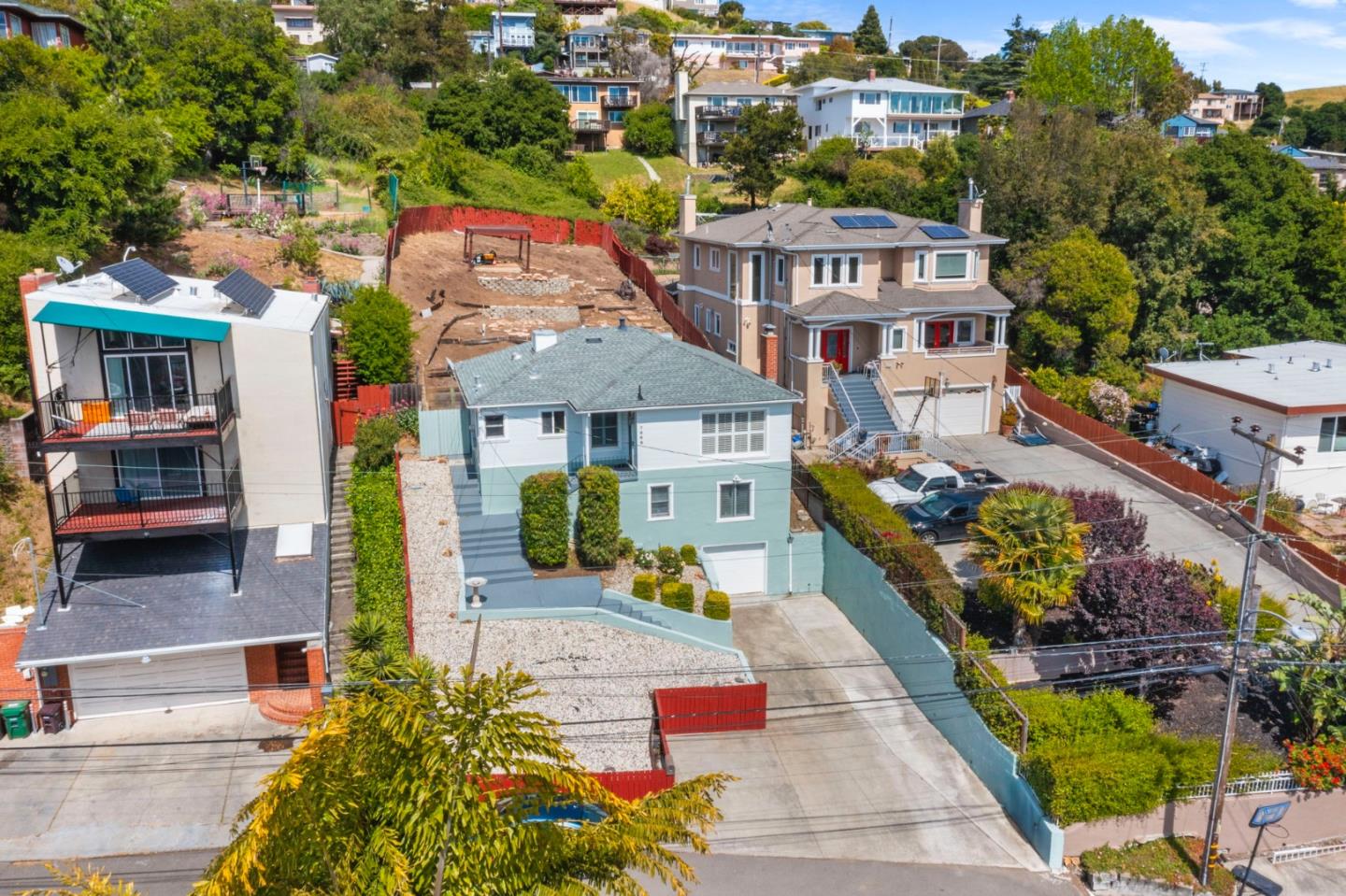 Detail Gallery Image 5 of 46 For 7968 Michigan Ave, Oakland,  CA 94605 - 3 Beds | 2 Baths