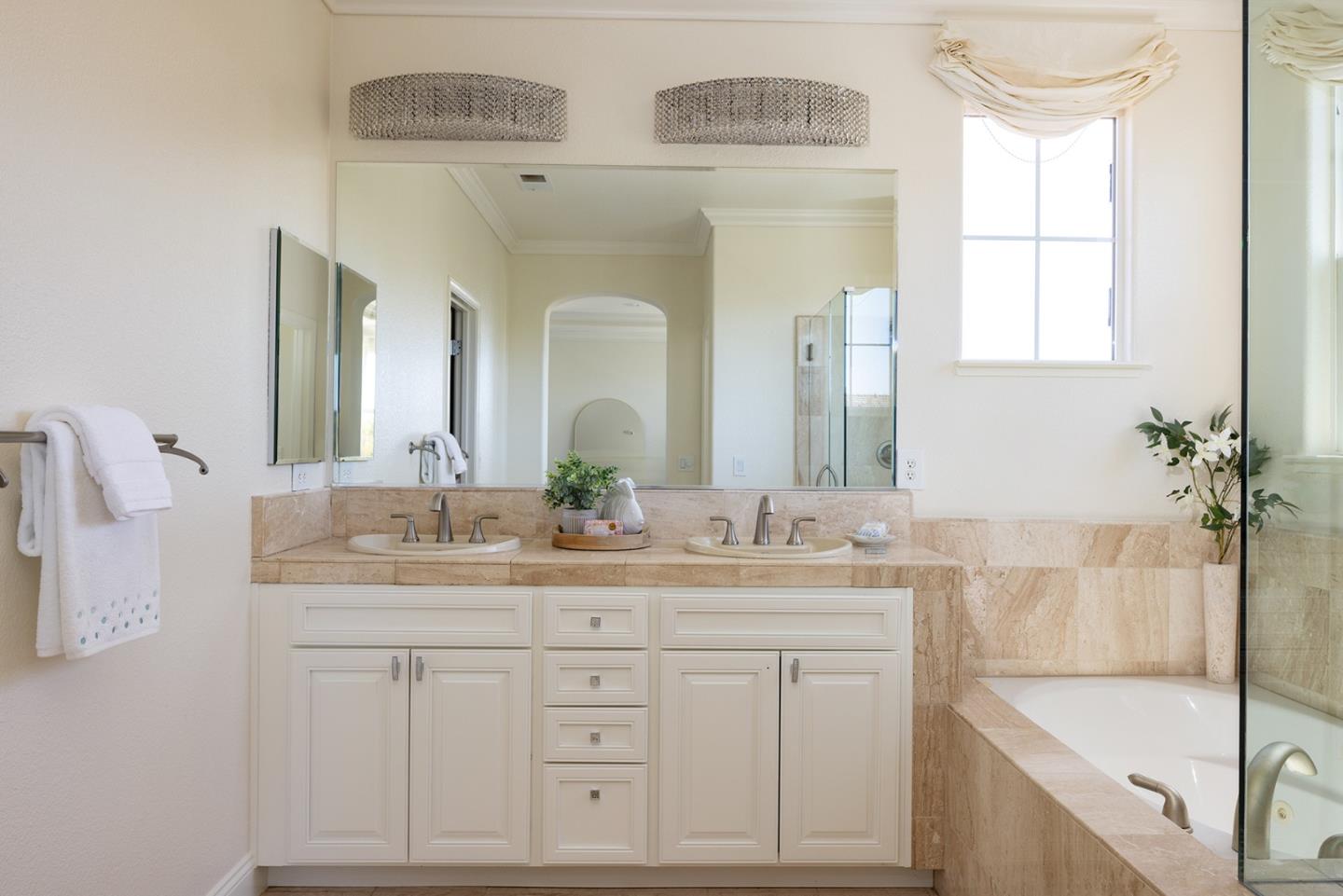 Detail Gallery Image 16 of 26 For 4262 Bay Crest Cir, Seaside,  CA 93955 - 2 Beds | 2/1 Baths