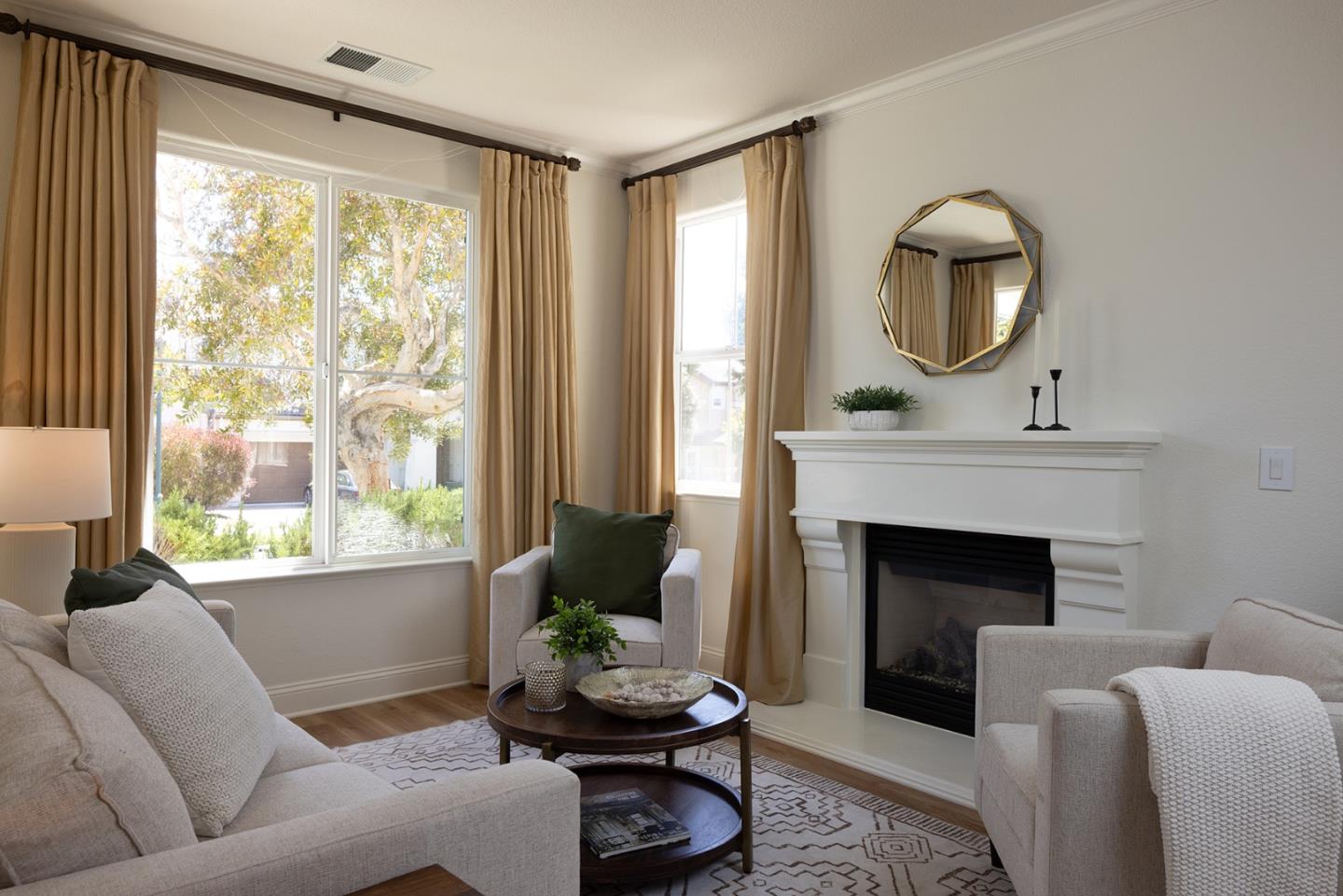 Detail Gallery Image 4 of 26 For 4262 Bay Crest Cir, Seaside,  CA 93955 - 2 Beds | 2/1 Baths