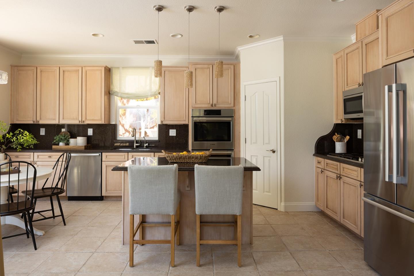 Detail Gallery Image 9 of 26 For 4262 Bay Crest Cir, Seaside,  CA 93955 - 2 Beds | 2/1 Baths