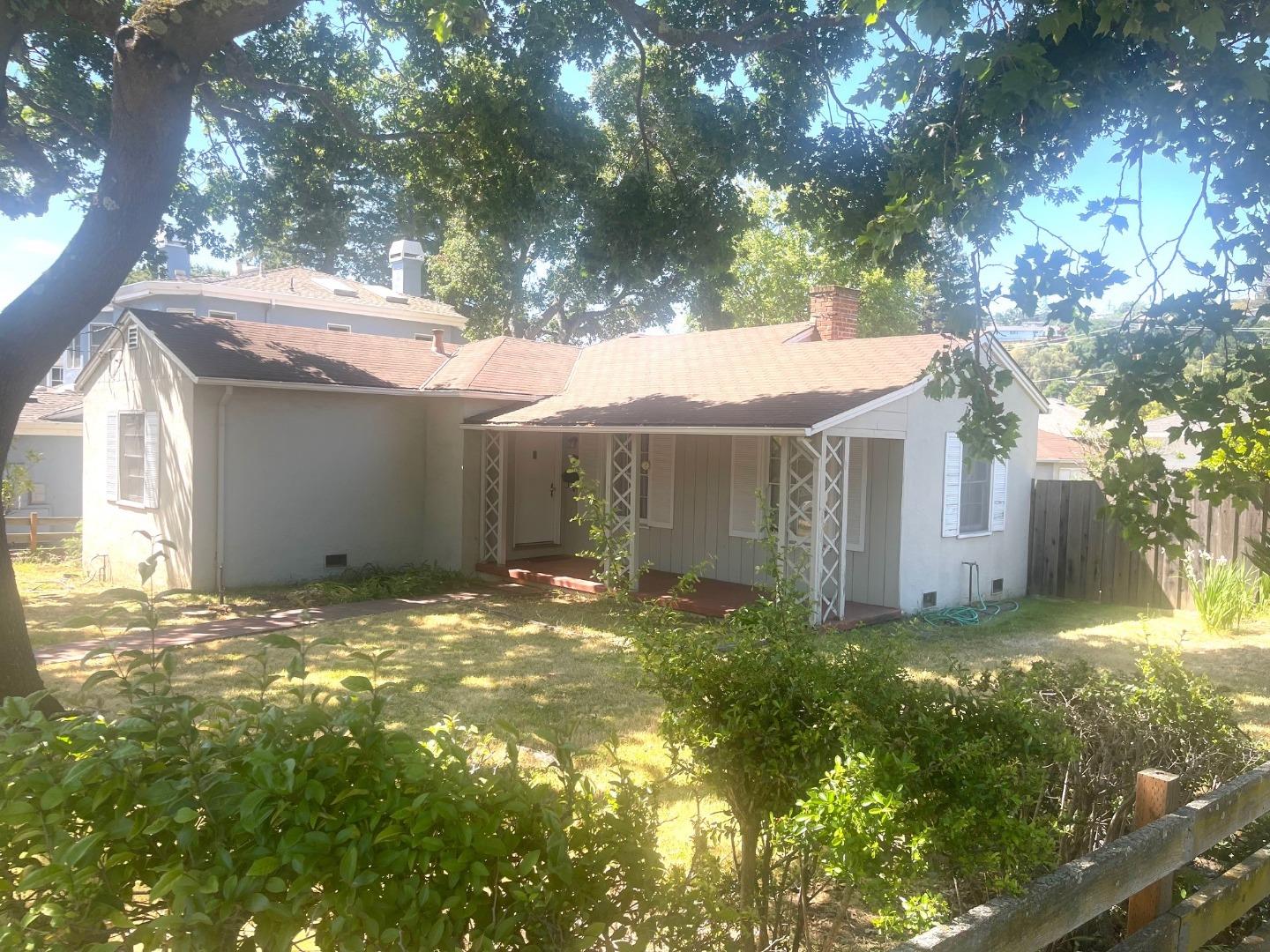 Detail Gallery Image 2 of 3 For 800 Cordilleras Ave, San Carlos,  CA 94070 - 3 Beds | 1/1 Baths