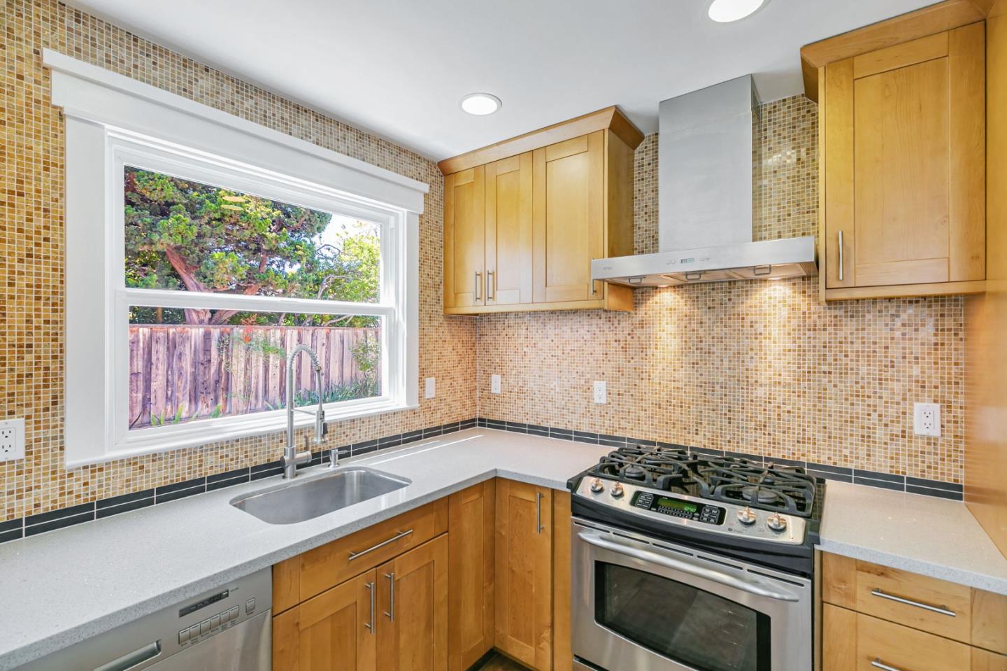Detail Gallery Image 11 of 34 For 2276 Newhall St, San Jose,  CA 95128 - 3 Beds | 2 Baths