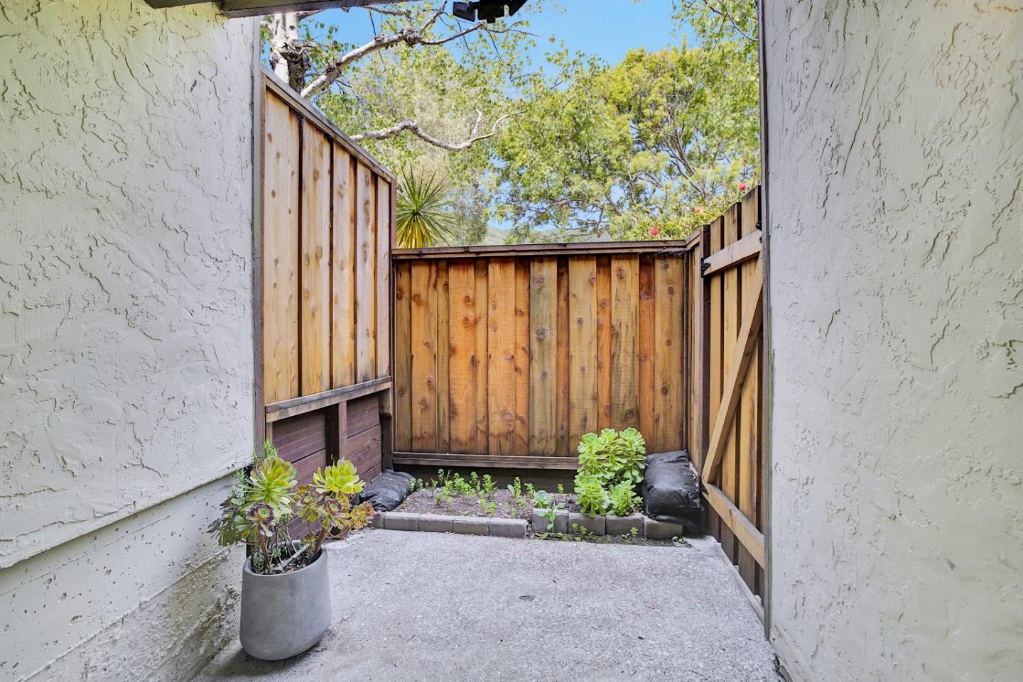 Detail Gallery Image 5 of 40 For 1181 Oddstad Blvd, Pacifica,  CA 94044 - 2 Beds | 1/1 Baths
