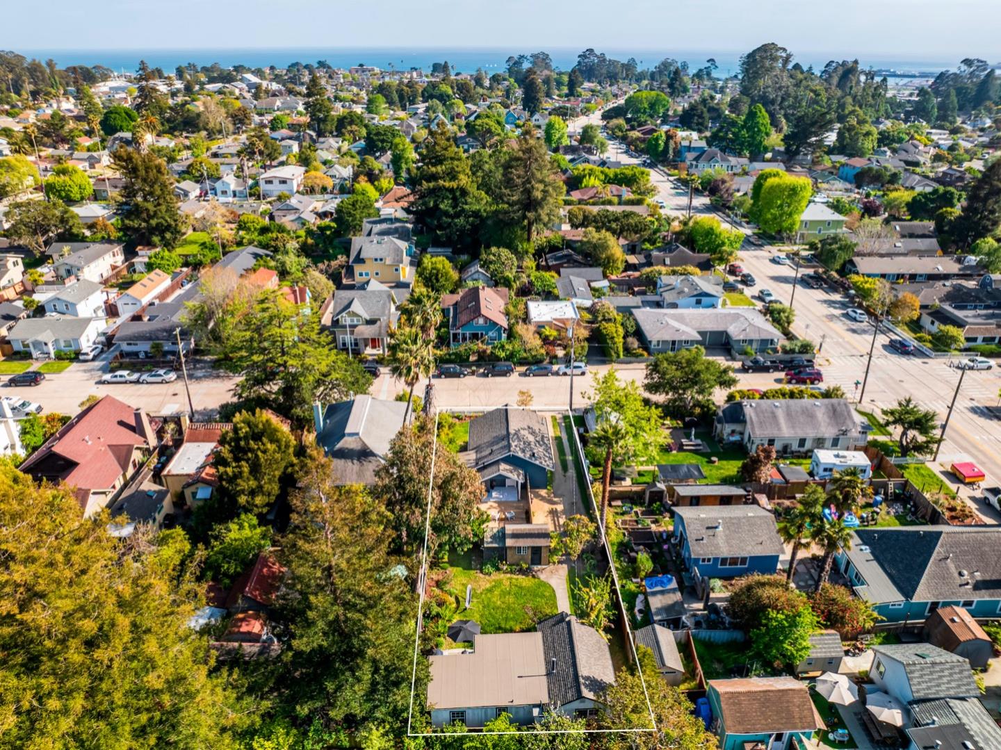 Detail Gallery Image 3 of 47 For 613 Windsor St, Santa Cruz,  CA 95062 - 2 Beds | 1 Baths