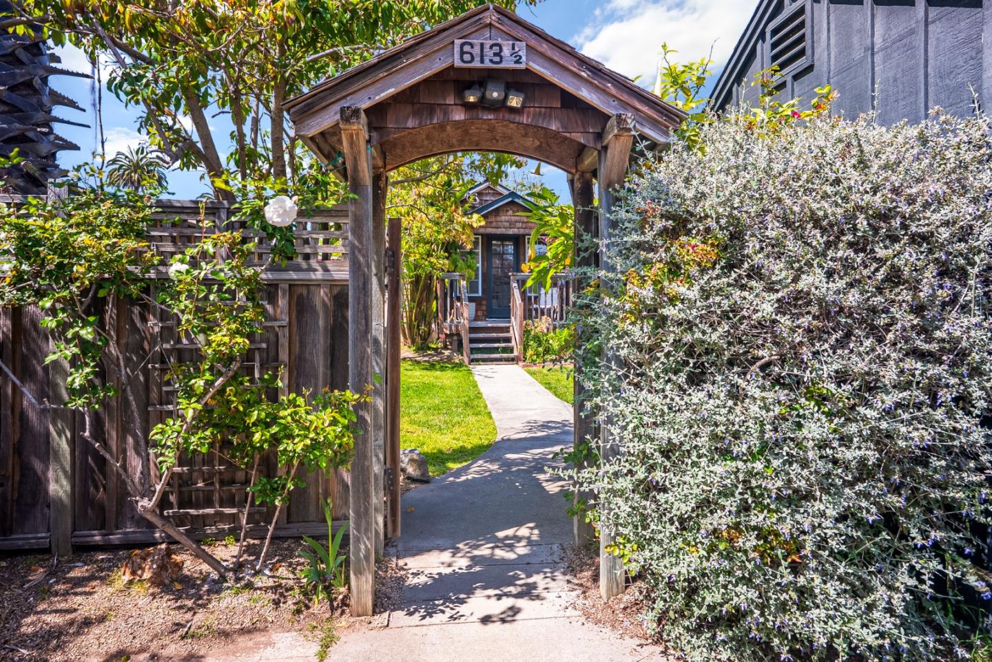Detail Gallery Image 4 of 47 For 613 Windsor St, Santa Cruz,  CA 95062 - 2 Beds | 1 Baths