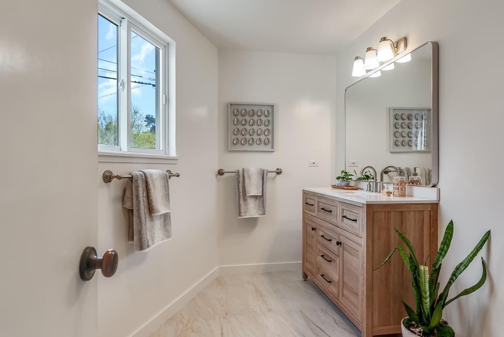 Detail Gallery Image 9 of 39 For 249 Spreckels Dr, Aptos,  CA 95003 - 3 Beds | 2 Baths