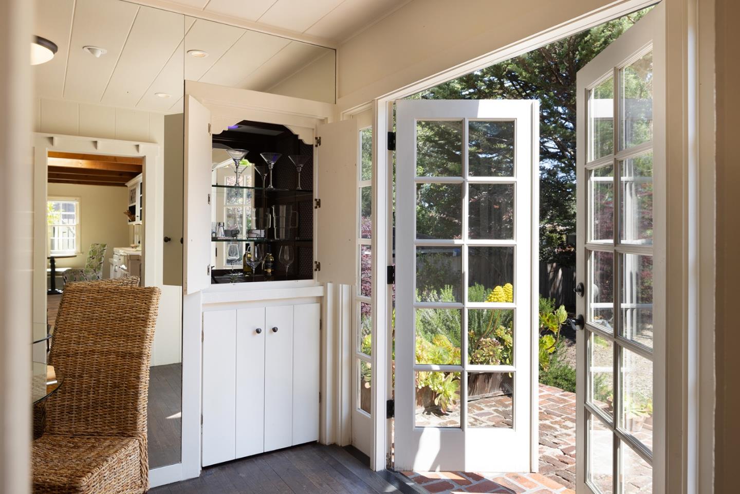 Detail Gallery Image 12 of 16 For 945 Colton St, Monterey,  CA 93940 - 2 Beds | 1 Baths