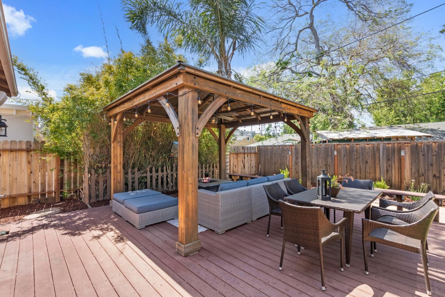 Detail Gallery Image 20 of 26 For 1048 Inverness Dr, San Carlos,  CA 94070 - 3 Beds | 2/1 Baths