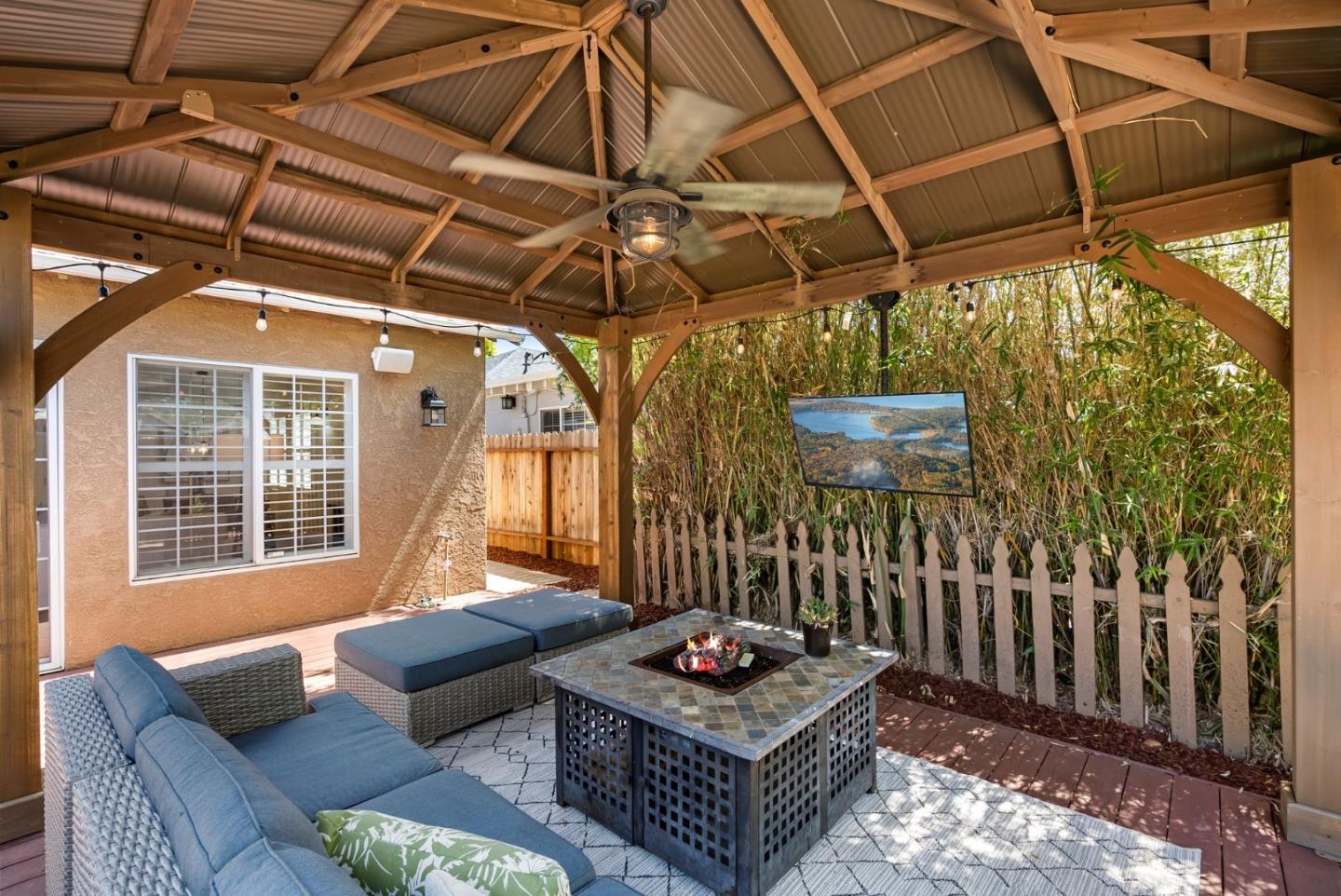 Detail Gallery Image 21 of 26 For 1048 Inverness Dr, San Carlos,  CA 94070 - 3 Beds | 2/1 Baths
