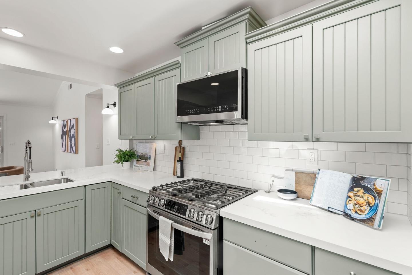 Detail Gallery Image 8 of 26 For 1048 Inverness Dr, San Carlos,  CA 94070 - 3 Beds | 2/1 Baths