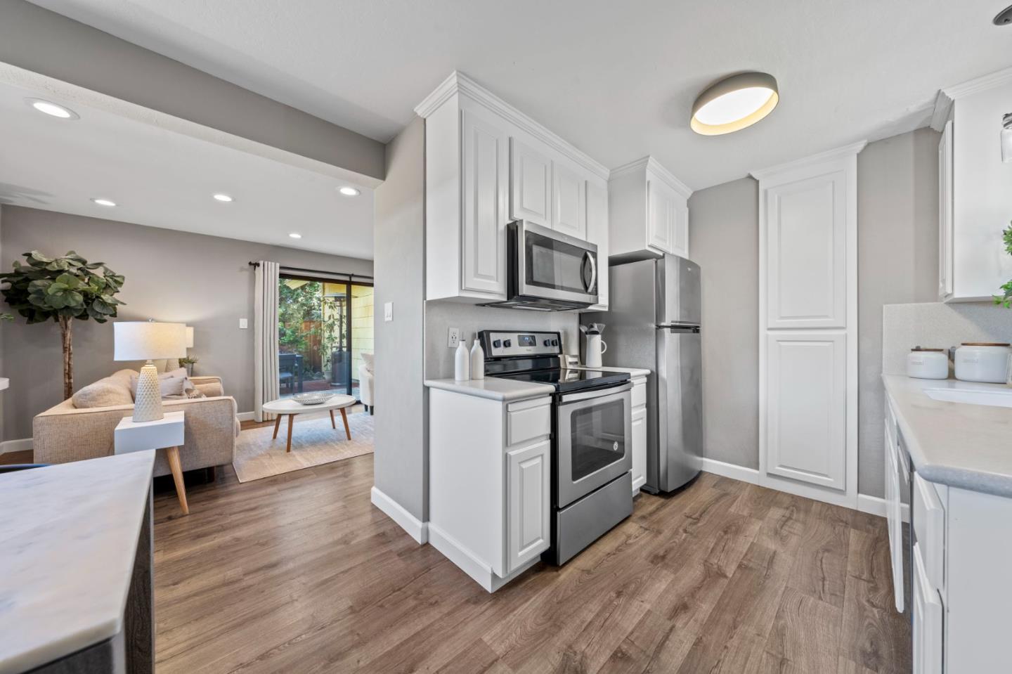 Detail Gallery Image 13 of 66 For 2518 W Middlefield Rd, Mountain View,  CA 94043 - 2 Beds | 1/1 Baths