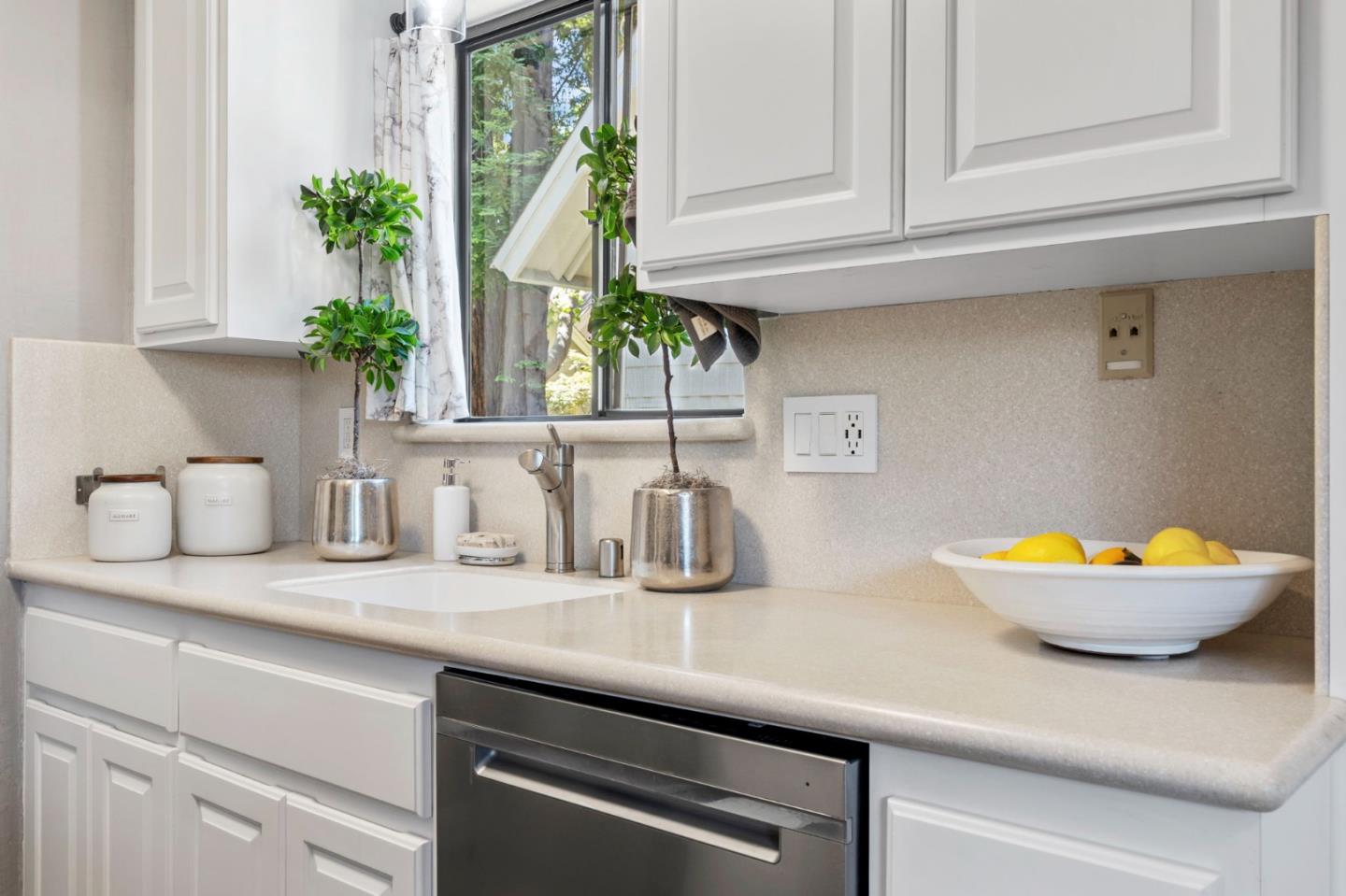 Detail Gallery Image 15 of 66 For 2518 W Middlefield Rd, Mountain View,  CA 94043 - 2 Beds | 1/1 Baths
