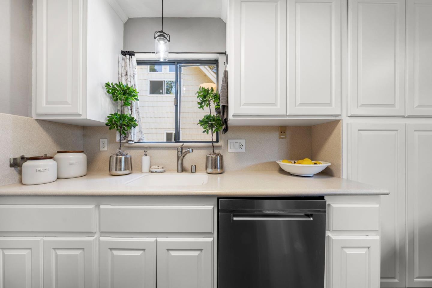 Detail Gallery Image 17 of 66 For 2518 W Middlefield Rd, Mountain View,  CA 94043 - 2 Beds | 1/1 Baths