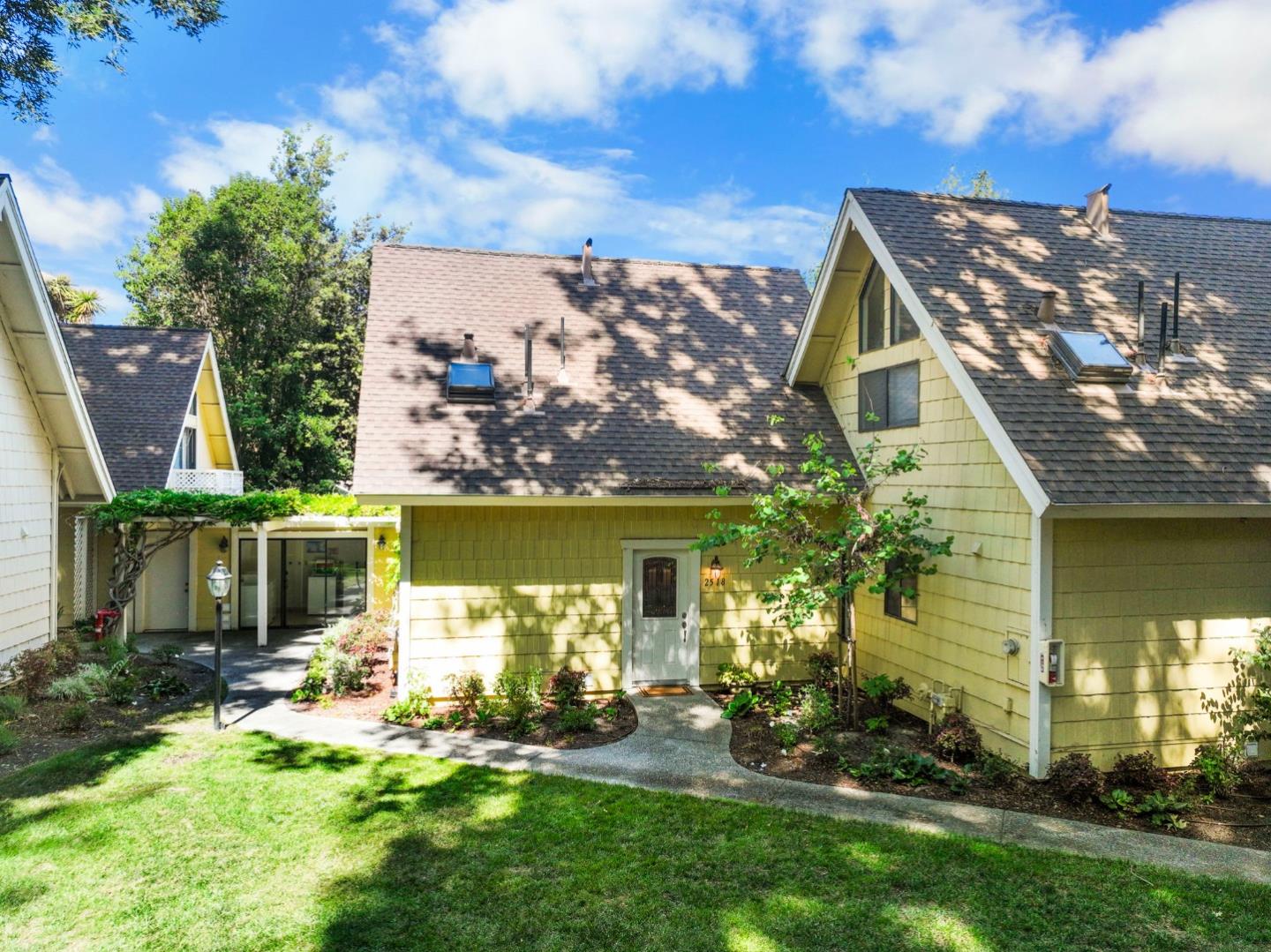 Detail Gallery Image 2 of 66 For 2518 W Middlefield Rd, Mountain View,  CA 94043 - 2 Beds | 1/1 Baths