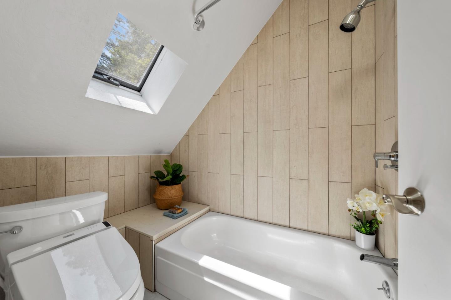 Detail Gallery Image 30 of 66 For 2518 W Middlefield Rd, Mountain View,  CA 94043 - 2 Beds | 1/1 Baths