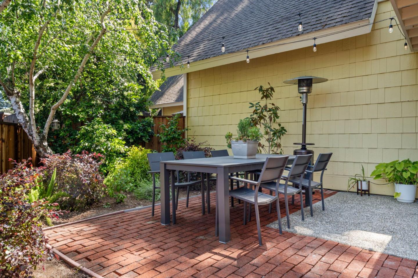 Detail Gallery Image 42 of 66 For 2518 W Middlefield Rd, Mountain View,  CA 94043 - 2 Beds | 1/1 Baths
