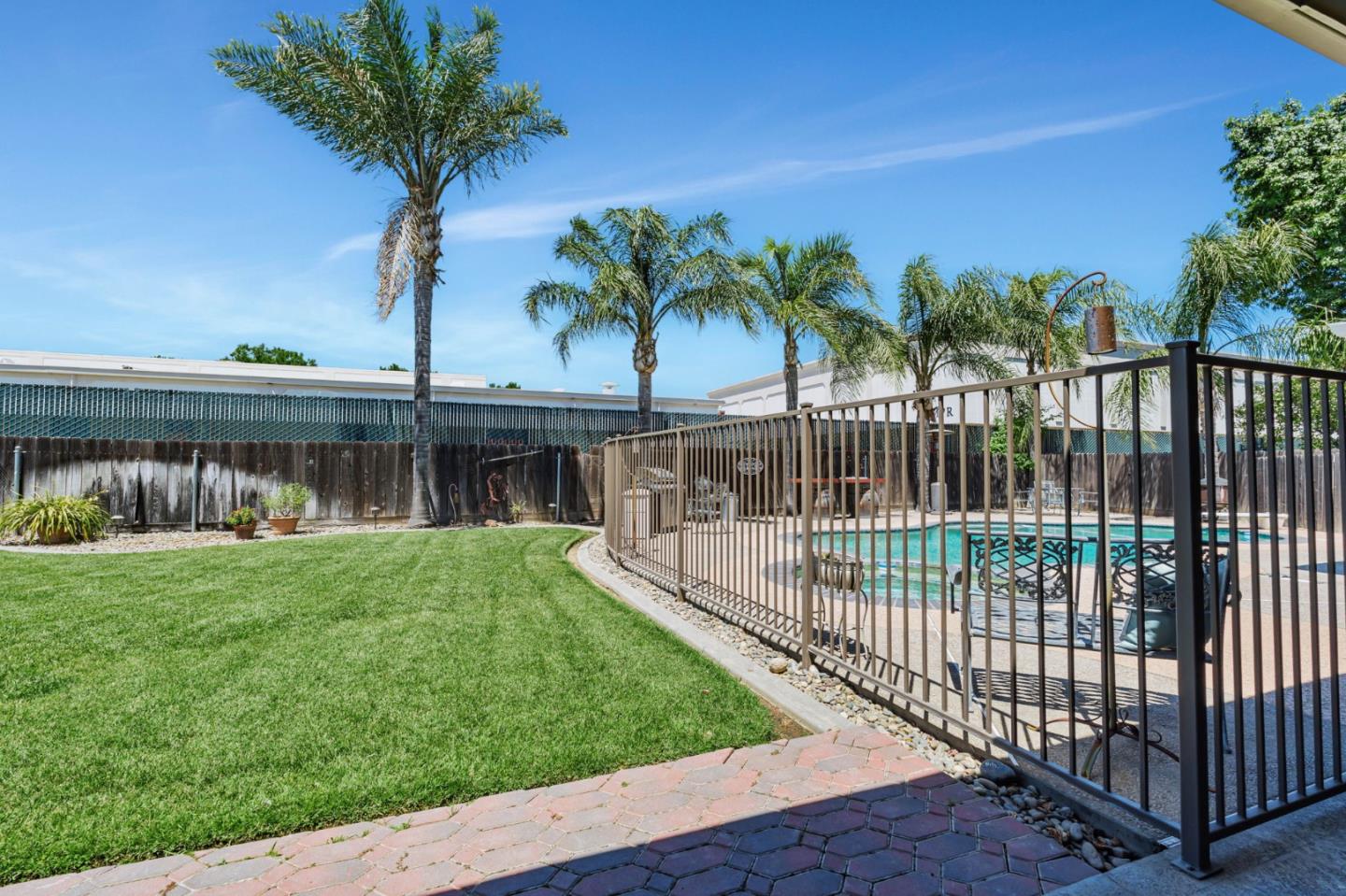 Detail Gallery Image 20 of 27 For 2701 Warwick Ln, Modesto,  CA 95350 - 3 Beds | 2 Baths