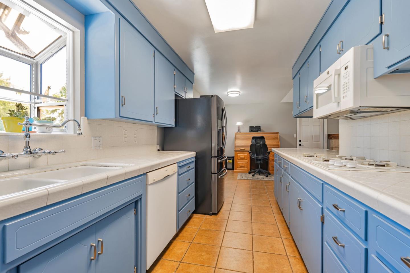 Detail Gallery Image 4 of 27 For 2701 Warwick Ln, Modesto,  CA 95350 - 3 Beds | 2 Baths