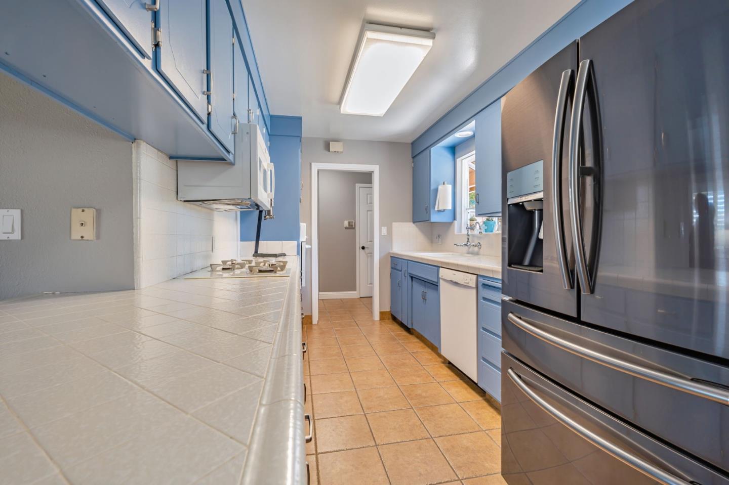 Detail Gallery Image 5 of 27 For 2701 Warwick Ln, Modesto,  CA 95350 - 3 Beds | 2 Baths