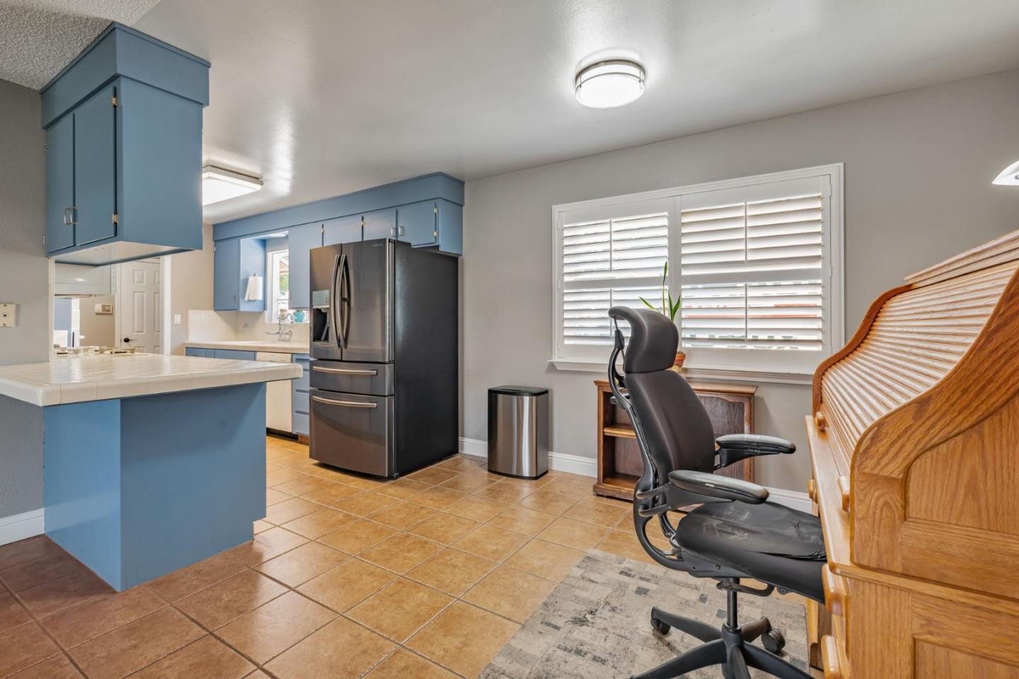 Detail Gallery Image 6 of 27 For 2701 Warwick Ln, Modesto,  CA 95350 - 3 Beds | 2 Baths