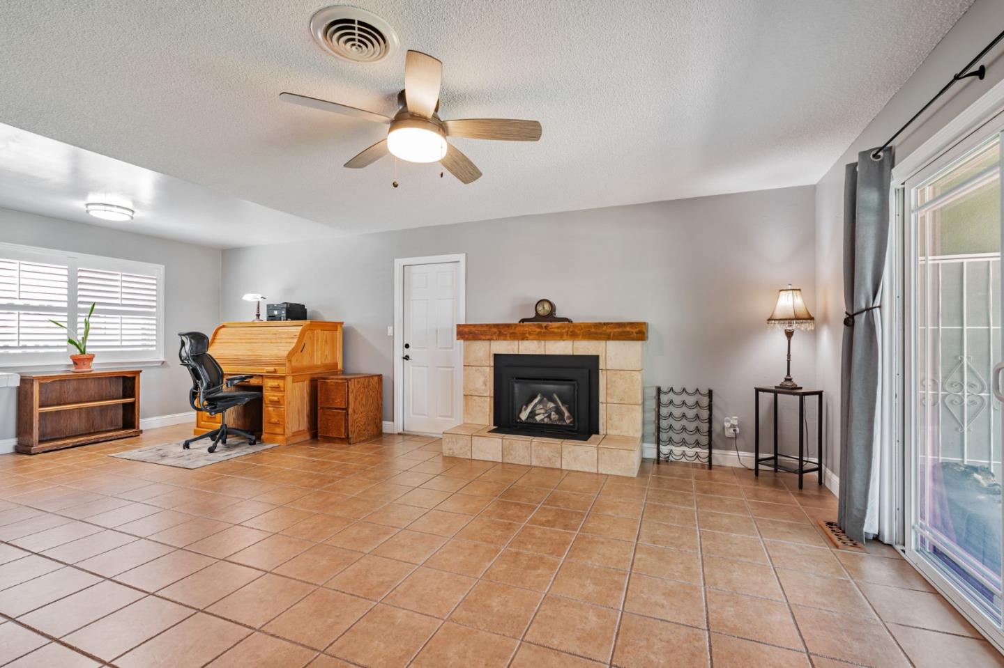 Detail Gallery Image 8 of 27 For 2701 Warwick Ln, Modesto,  CA 95350 - 3 Beds | 2 Baths