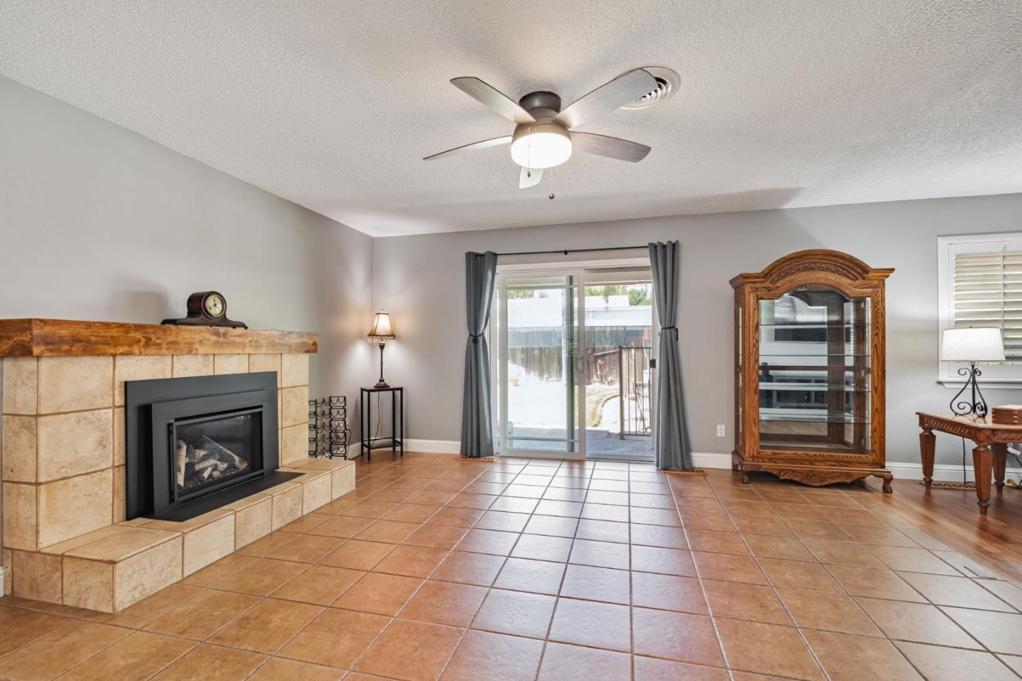 Detail Gallery Image 9 of 27 For 2701 Warwick Ln, Modesto,  CA 95350 - 3 Beds | 2 Baths