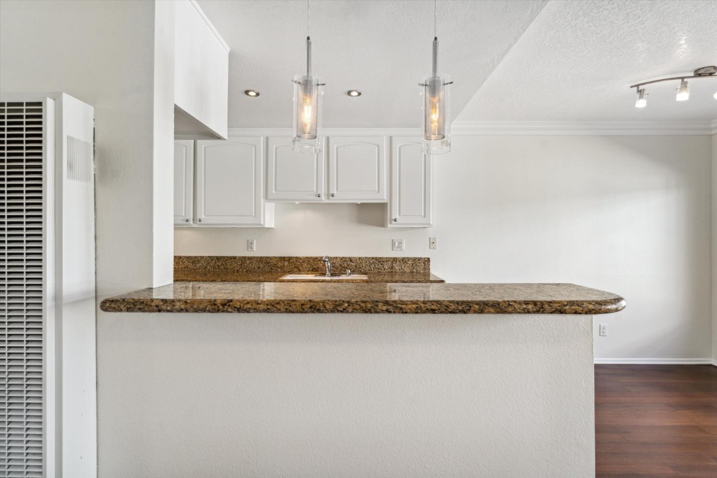 Detail Gallery Image 10 of 26 For 3425 E 15th St 18d,  Long Beach,  CA 90804 - 2 Beds | 2 Baths