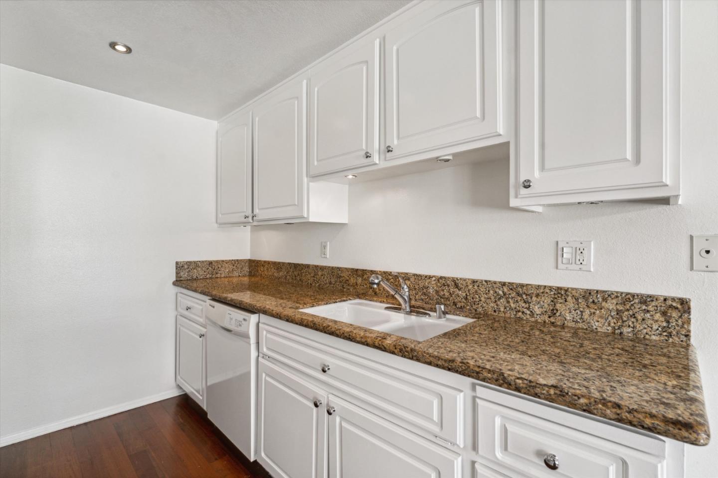 Detail Gallery Image 11 of 26 For 3425 E 15th St 18d,  Long Beach,  CA 90804 - 2 Beds | 2 Baths