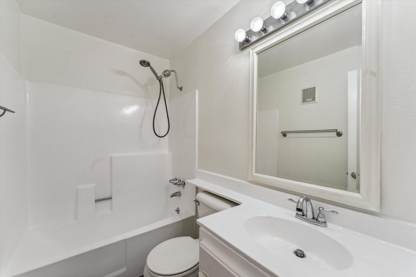 Detail Gallery Image 20 of 26 For 3425 E 15th St 18d,  Long Beach,  CA 90804 - 2 Beds | 2 Baths