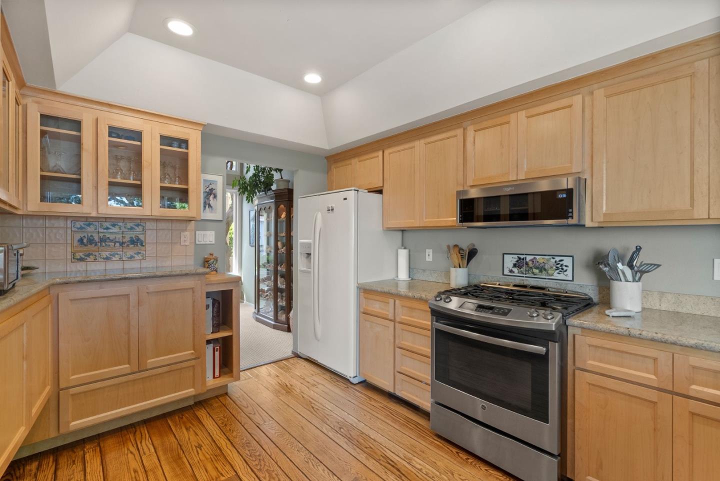 Detail Gallery Image 15 of 62 For 1217 Greenbrier Rd, San Carlos,  CA 94070 - 3 Beds | 2 Baths