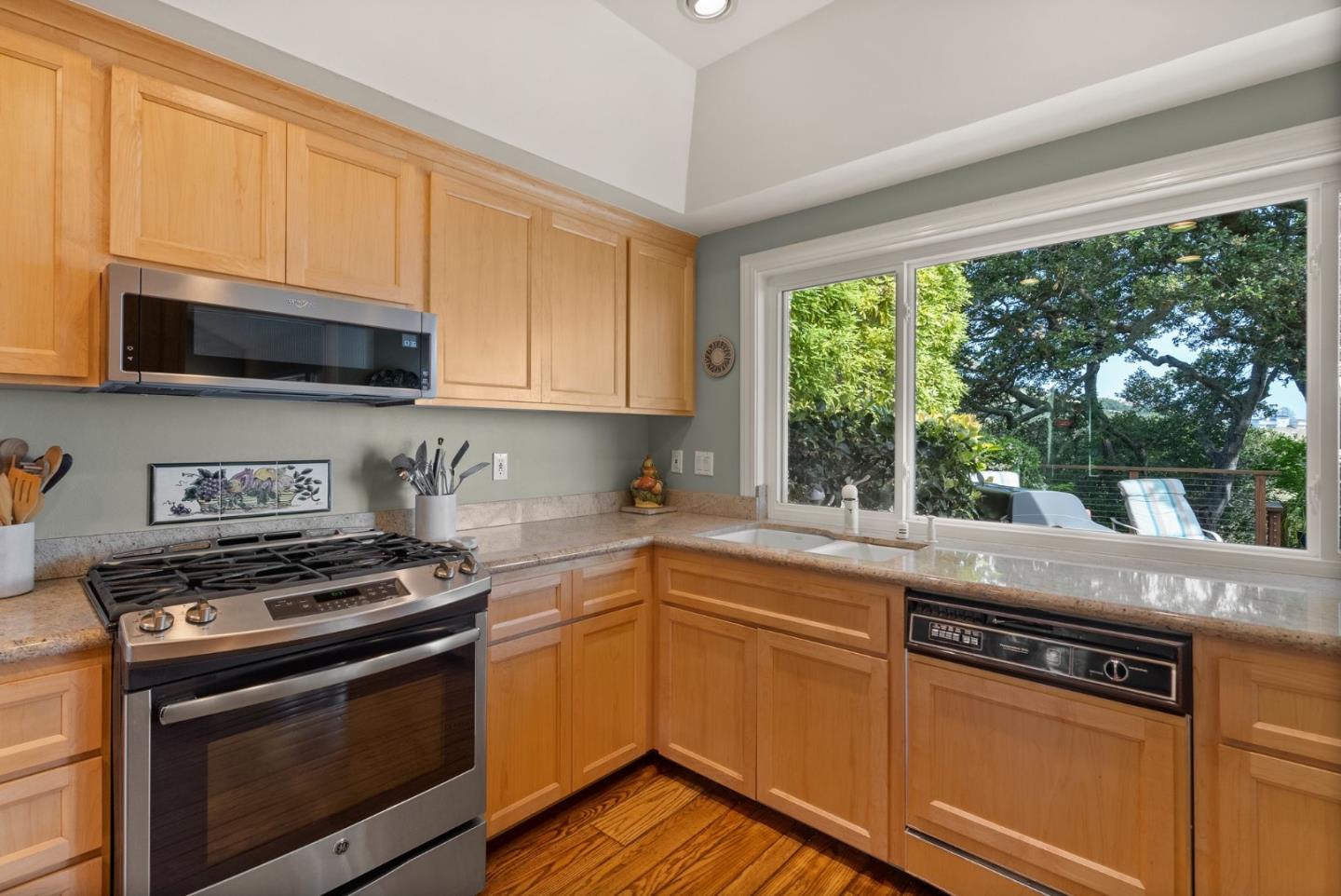 Detail Gallery Image 16 of 62 For 1217 Greenbrier Rd, San Carlos,  CA 94070 - 3 Beds | 2 Baths