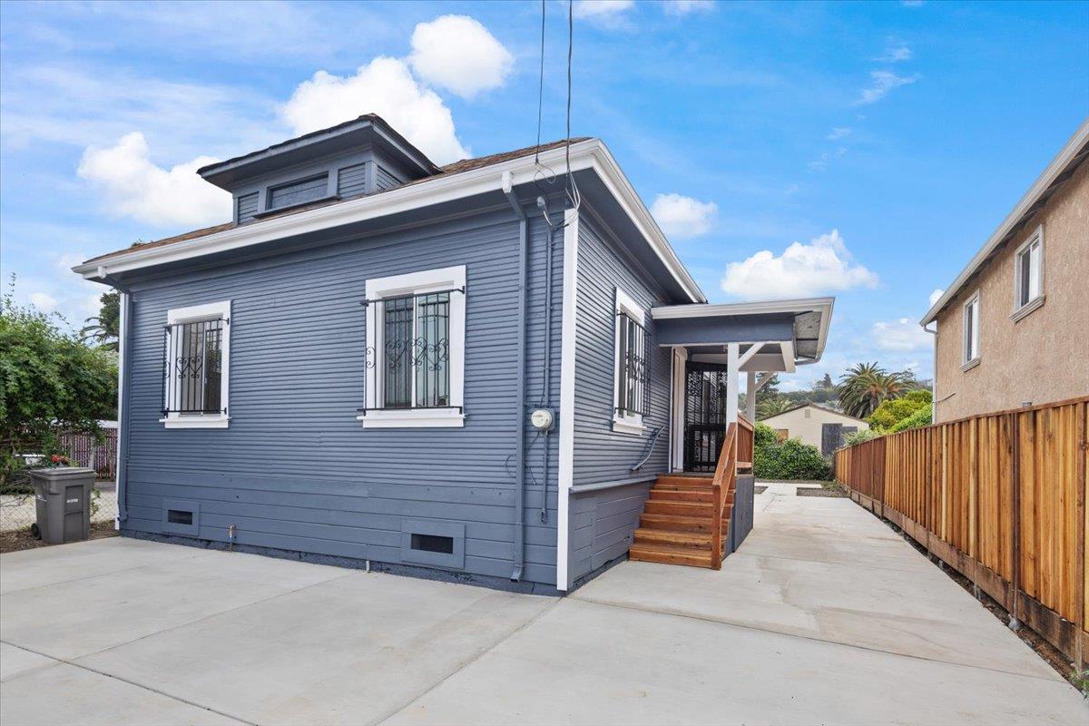 Detail Gallery Image 1 of 31 For 8850 Dowling St, Oakland,  CA 94605 - 2 Beds | 2 Baths