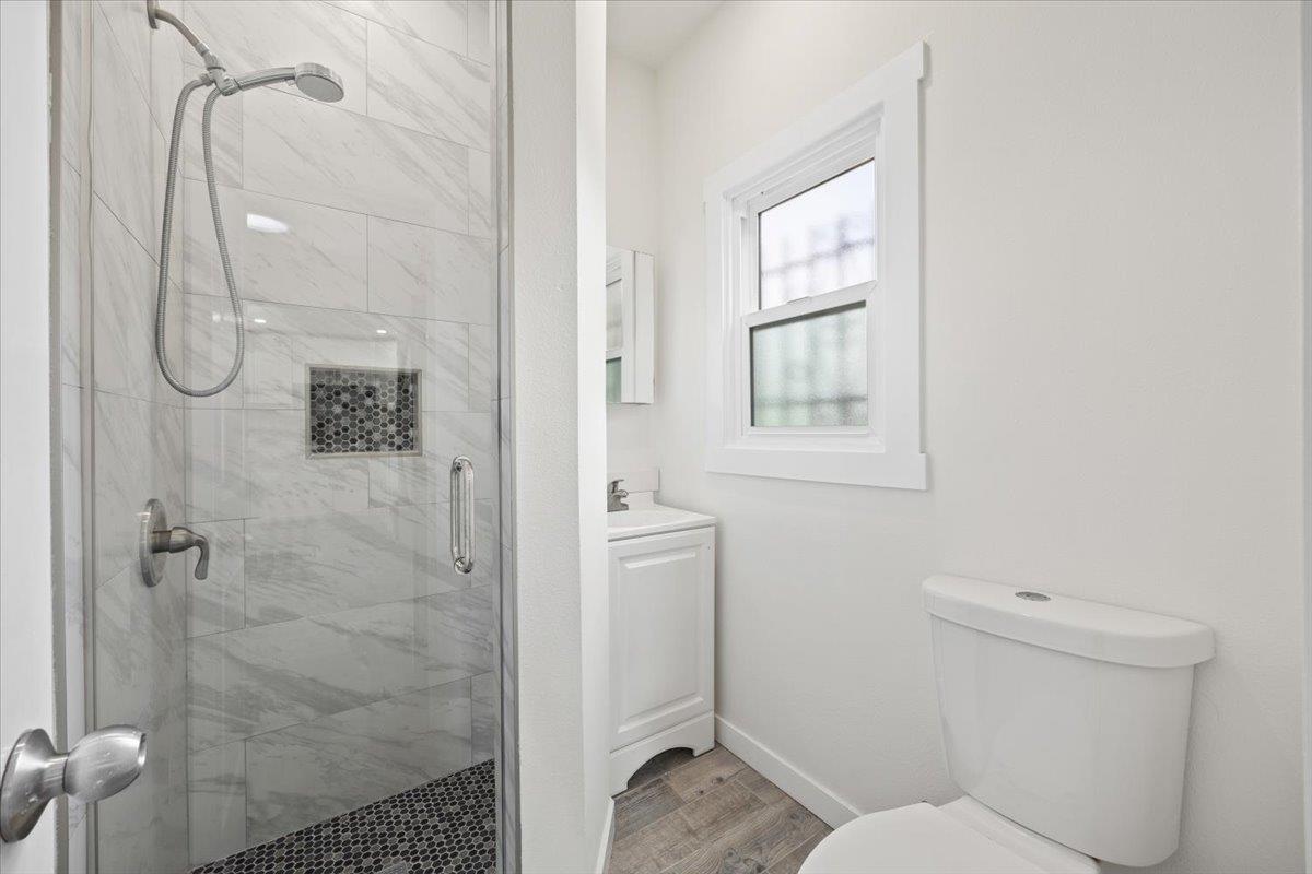 Detail Gallery Image 18 of 31 For 8850 Dowling St, Oakland,  CA 94605 - 2 Beds | 2 Baths