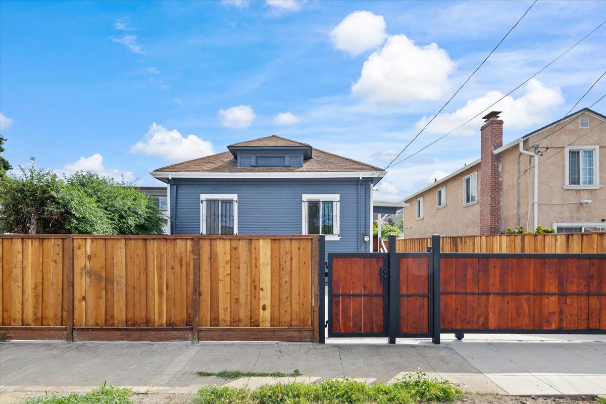 Detail Gallery Image 2 of 31 For 8850 Dowling St, Oakland,  CA 94605 - 2 Beds | 2 Baths