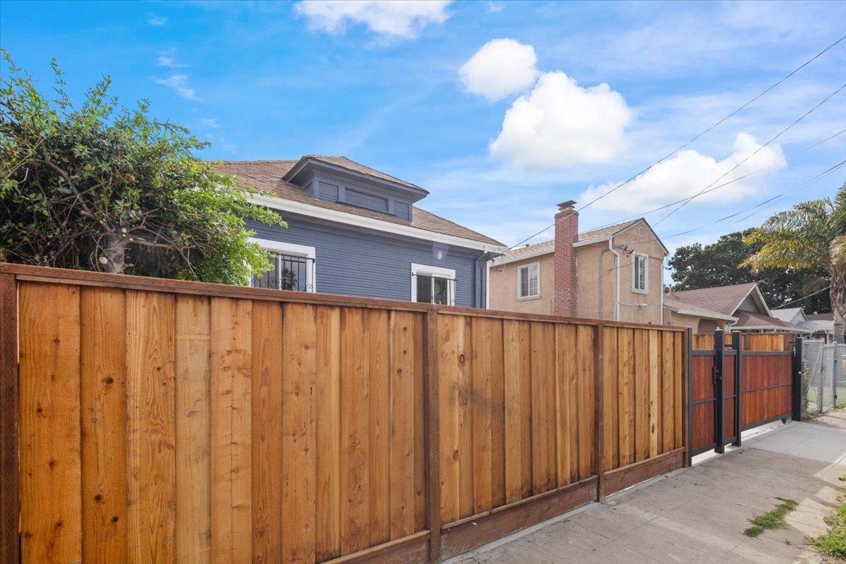 Detail Gallery Image 30 of 31 For 8850 Dowling St, Oakland,  CA 94605 - 2 Beds | 2 Baths