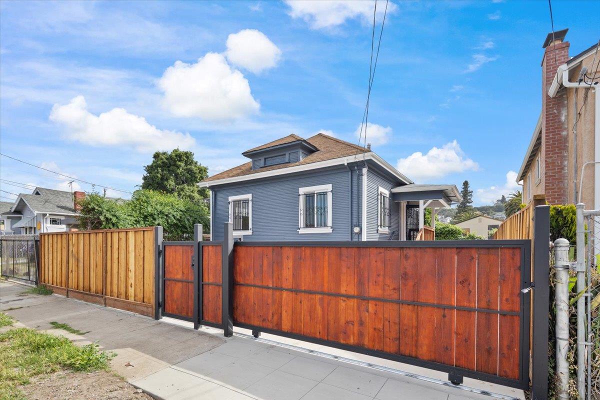 Detail Gallery Image 31 of 31 For 8850 Dowling St, Oakland,  CA 94605 - 2 Beds | 2 Baths