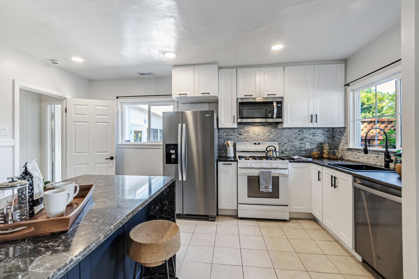 Detail Gallery Image 12 of 51 For 2473 Olive Ave, San Jose,  CA 95128 - 2 Beds | 1 Baths