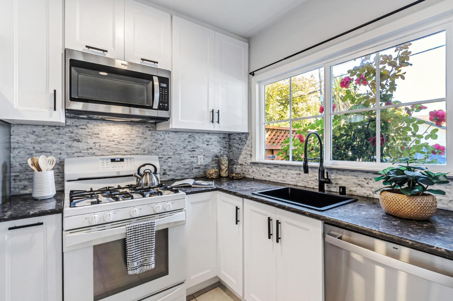 Detail Gallery Image 13 of 51 For 2473 Olive Ave, San Jose,  CA 95128 - 2 Beds | 1 Baths