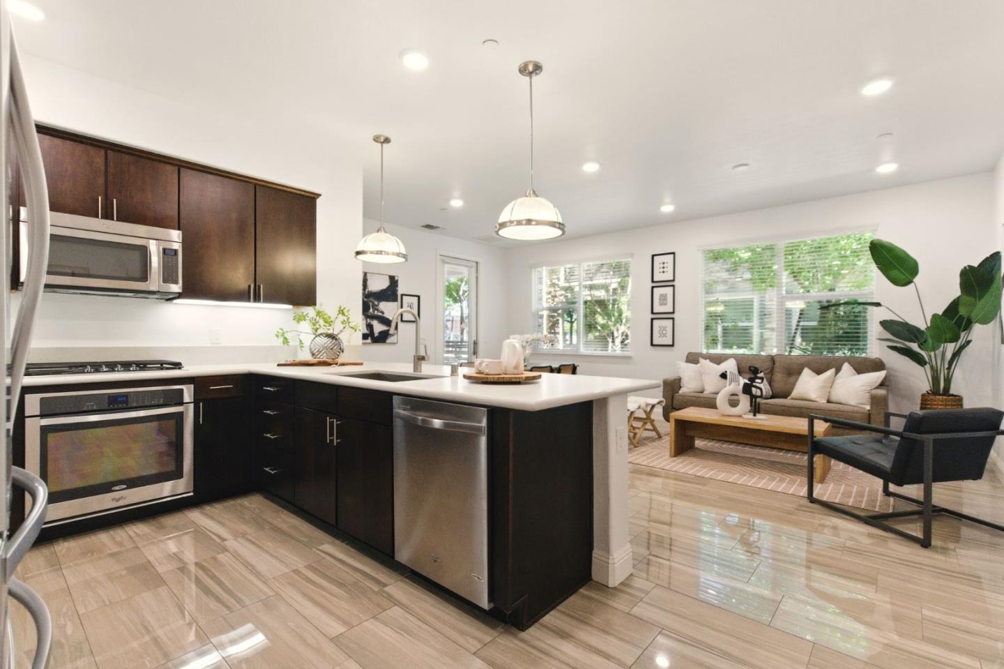 Detail Gallery Image 4 of 23 For 1130 Karby Ter #101,  Sunnyvale,  CA 94089 - 2 Beds | 2 Baths