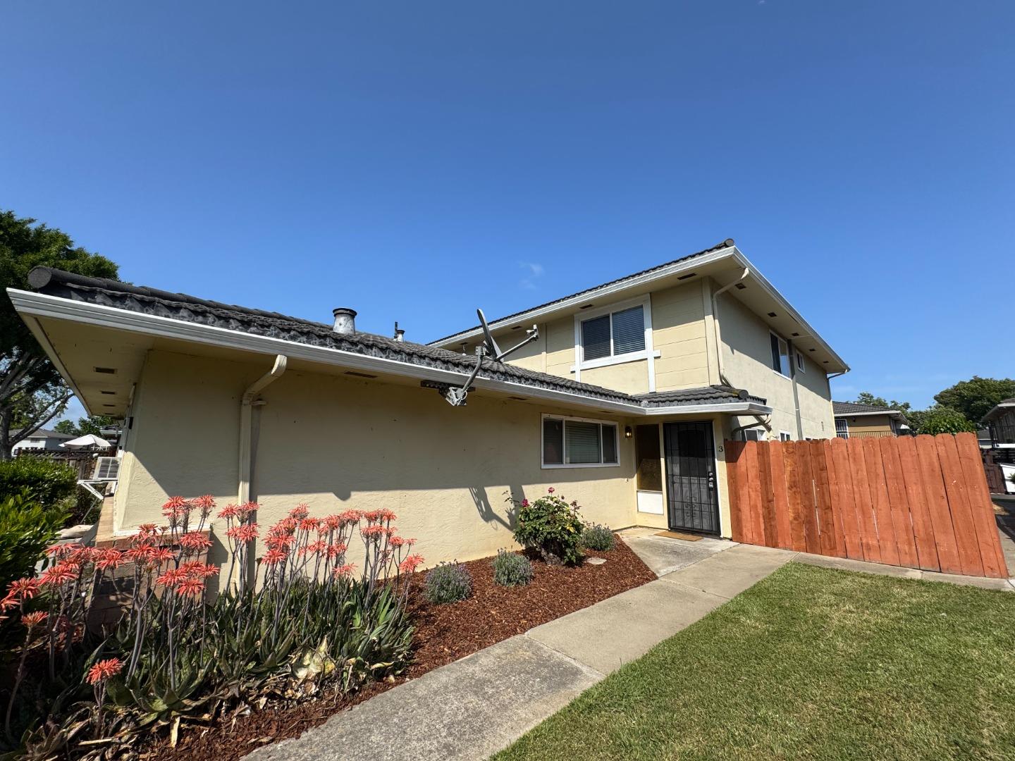 Detail Gallery Image 1 of 8 For 5692 Playa Del Rey #3,  San Jose,  CA 95123 - 2 Beds | 1 Baths