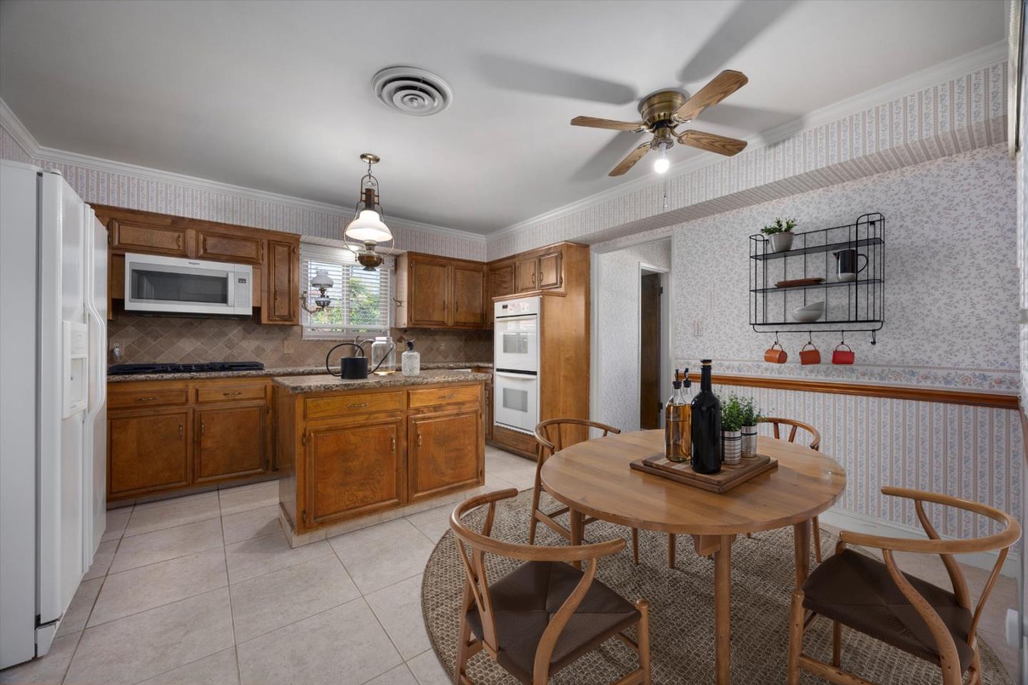 Detail Gallery Image 21 of 69 For 2619 Rio Vista Dr, Bakersfield,  CA 93306 - 3 Beds | 2/2 Baths
