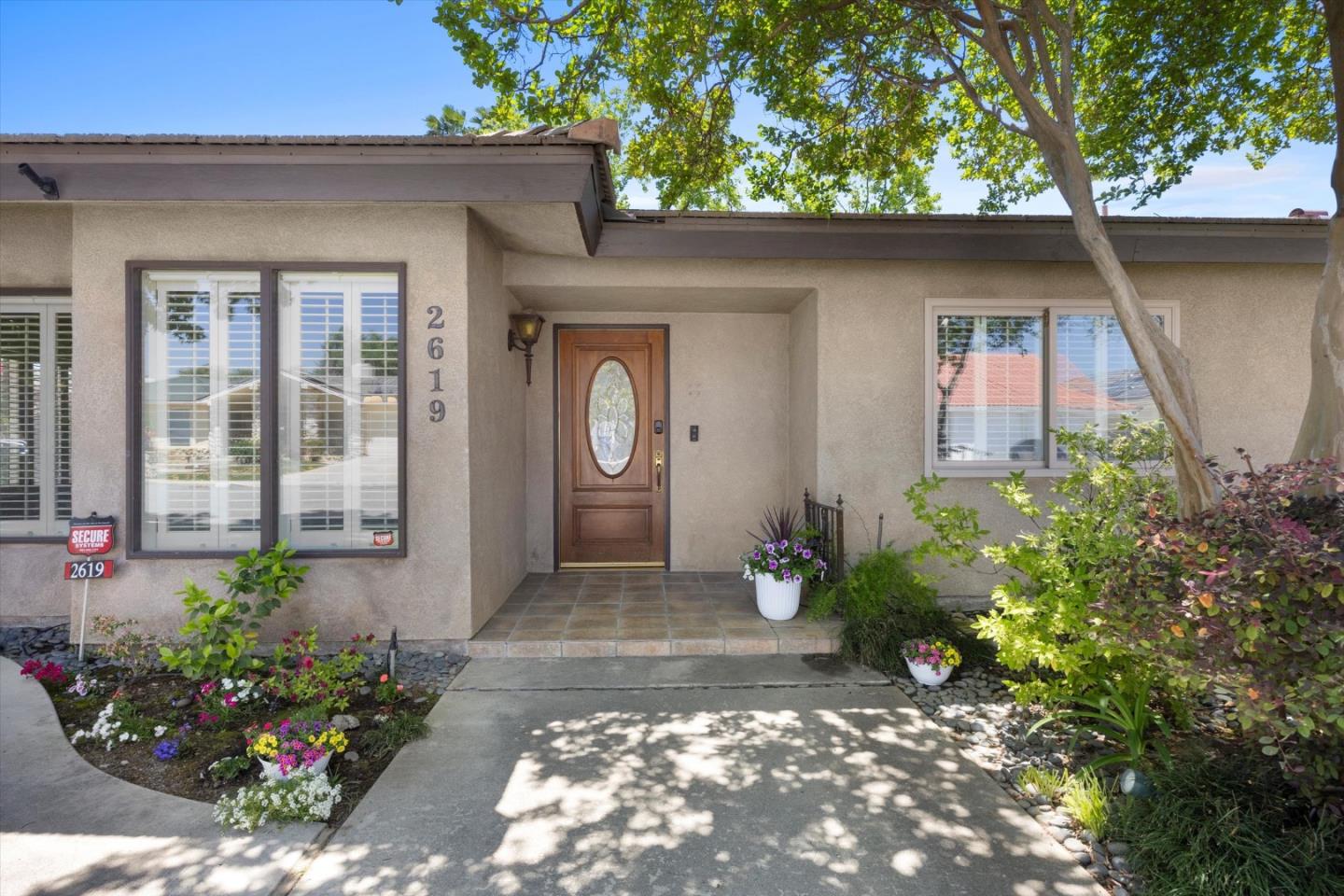 Detail Gallery Image 3 of 69 For 2619 Rio Vista Dr, Bakersfield,  CA 93306 - 3 Beds | 2/2 Baths