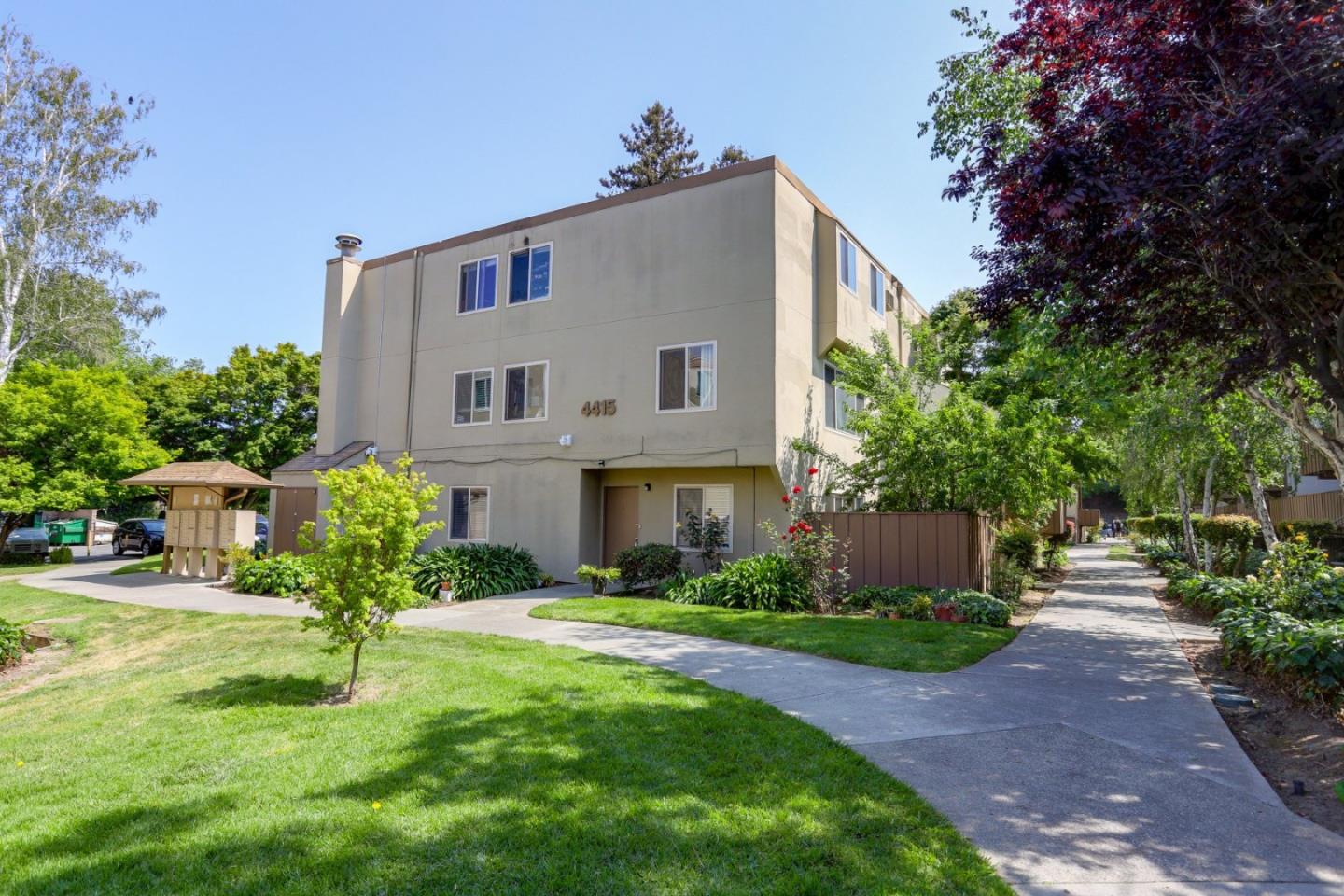 Detail Gallery Image 4 of 36 For 4415 Norwalk Dr #13,  San Jose,  CA 95129 - 3 Beds | 2 Baths