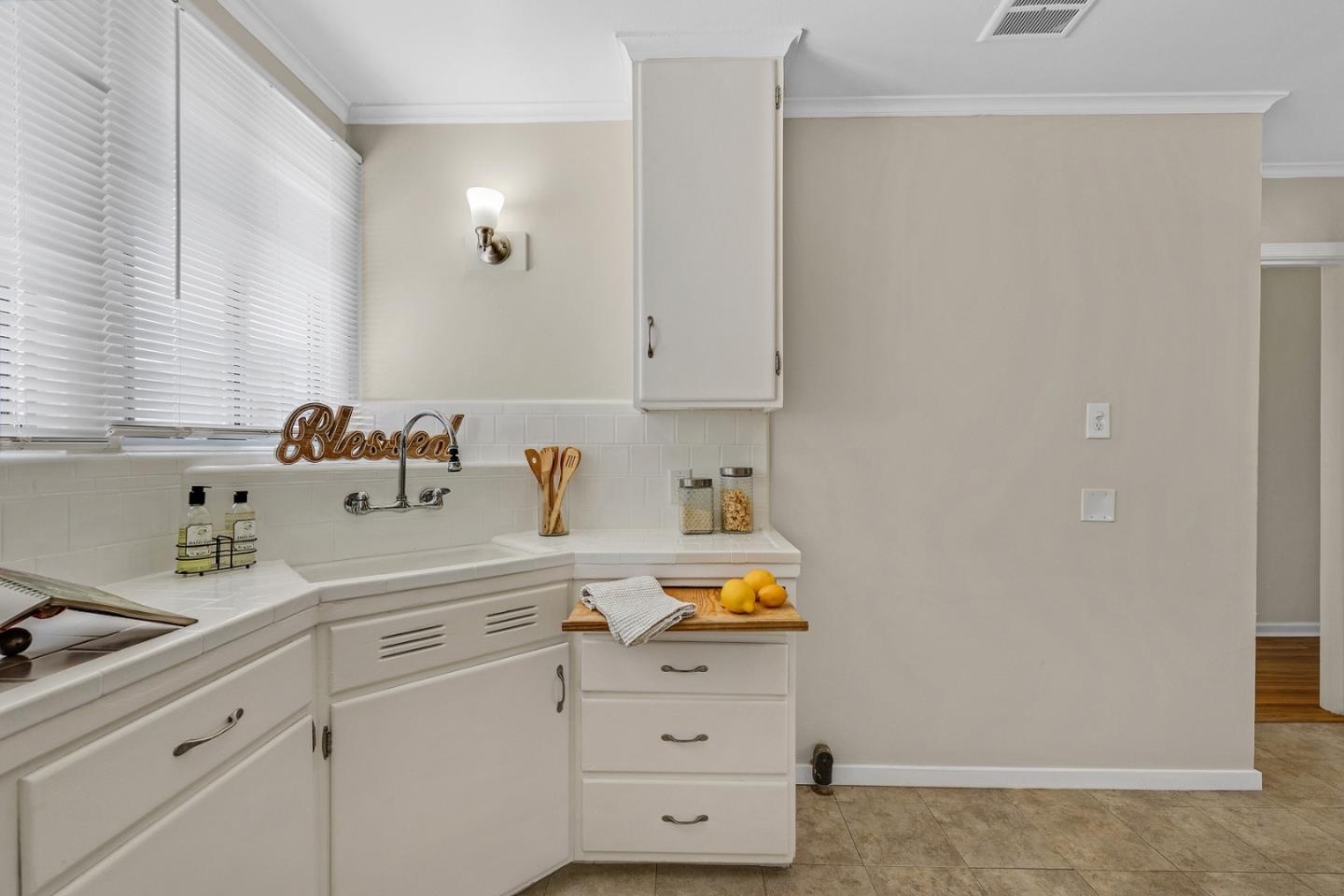 Detail Gallery Image 10 of 24 For 137 Rockwood Dr, South San Francisco,  CA 94080 - 2 Beds | 1 Baths