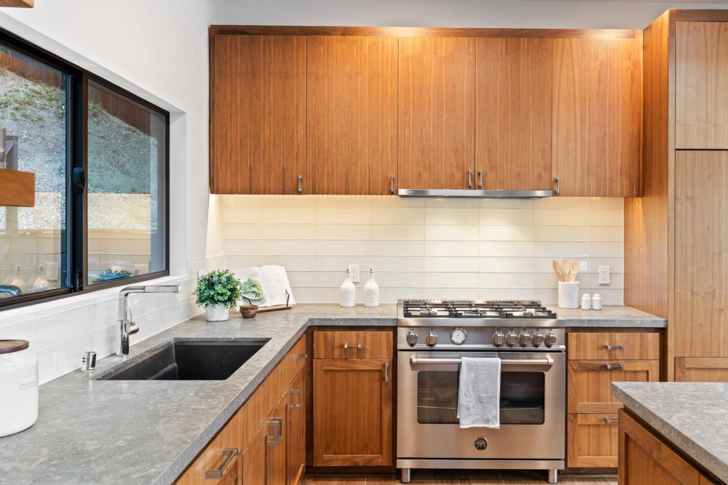 Detail Gallery Image 11 of 40 For 124 Foxwood Rd, Portola Valley,  CA 94028 - 4 Beds | 3/1 Baths