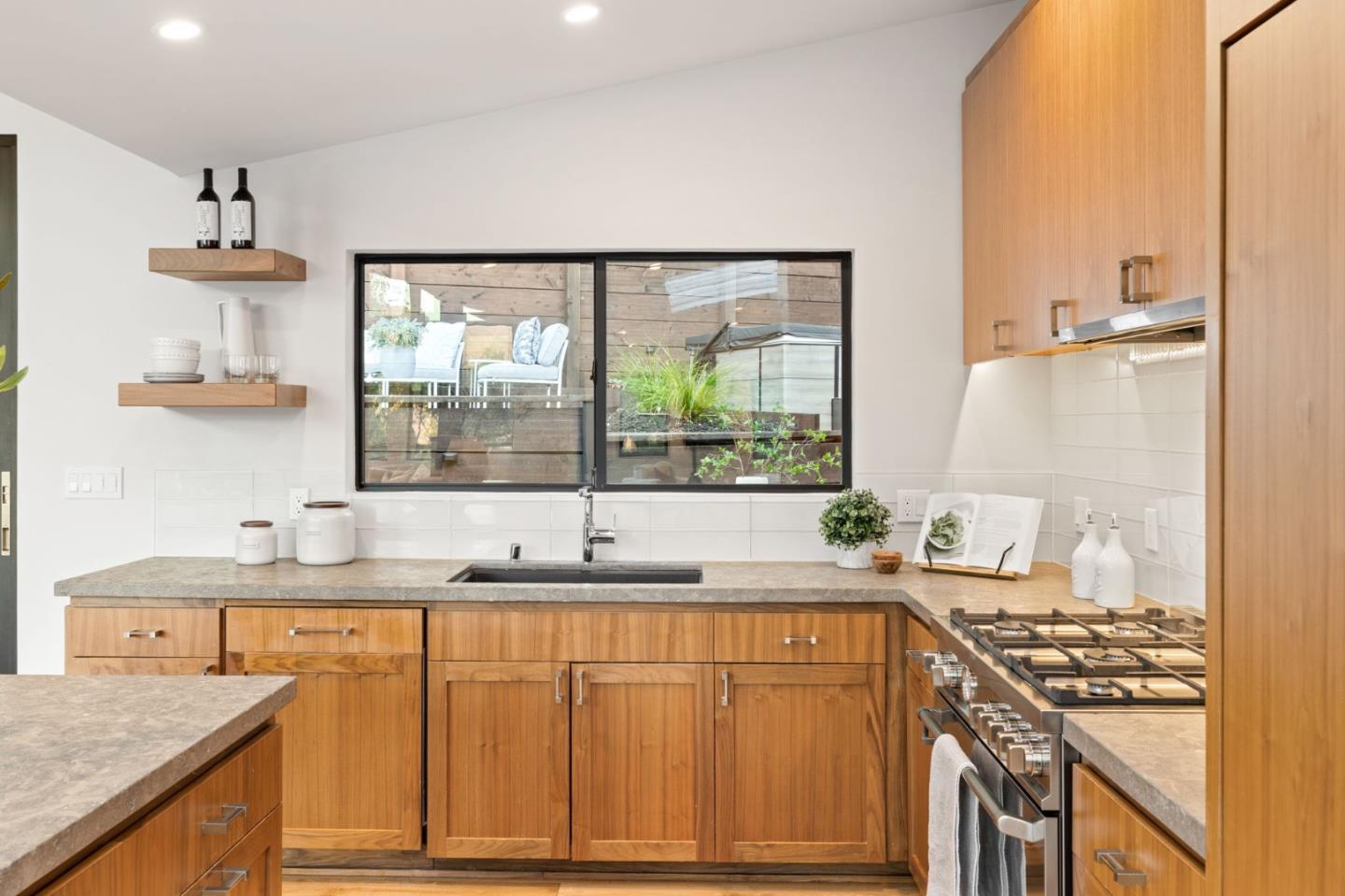 Detail Gallery Image 12 of 40 For 124 Foxwood Rd, Portola Valley,  CA 94028 - 4 Beds | 3/1 Baths