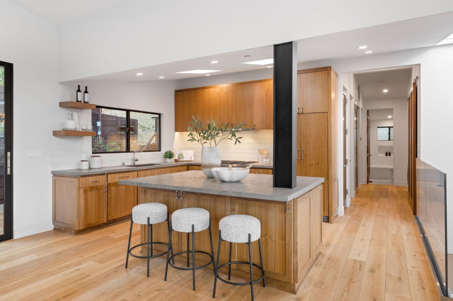 Detail Gallery Image 9 of 40 For 124 Foxwood Rd, Portola Valley,  CA 94028 - 4 Beds | 3/1 Baths