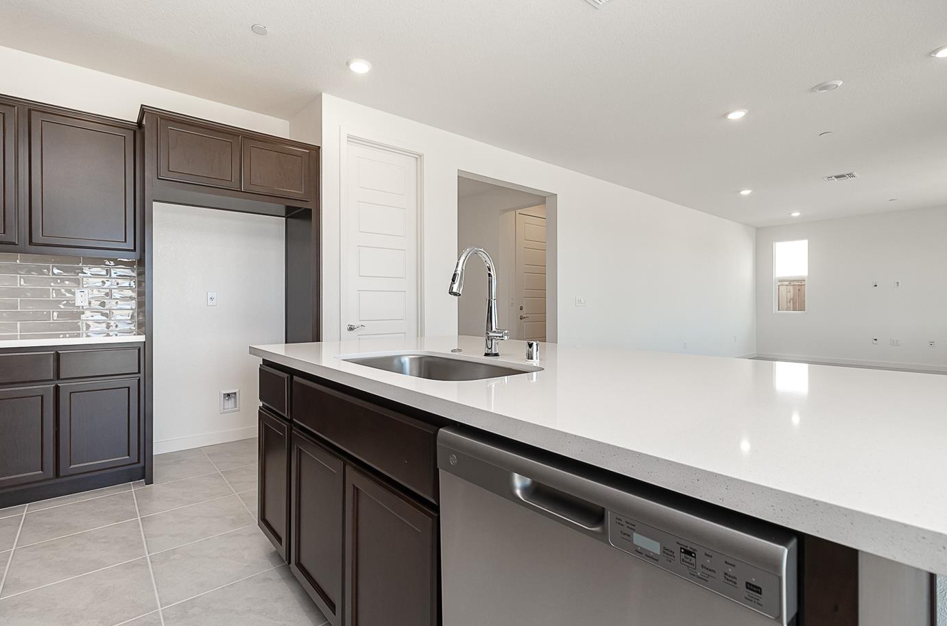 Detail Gallery Image 8 of 21 For 3077 Benetti St, Lathrop,  CA 95330 - 4 Beds | 3 Baths