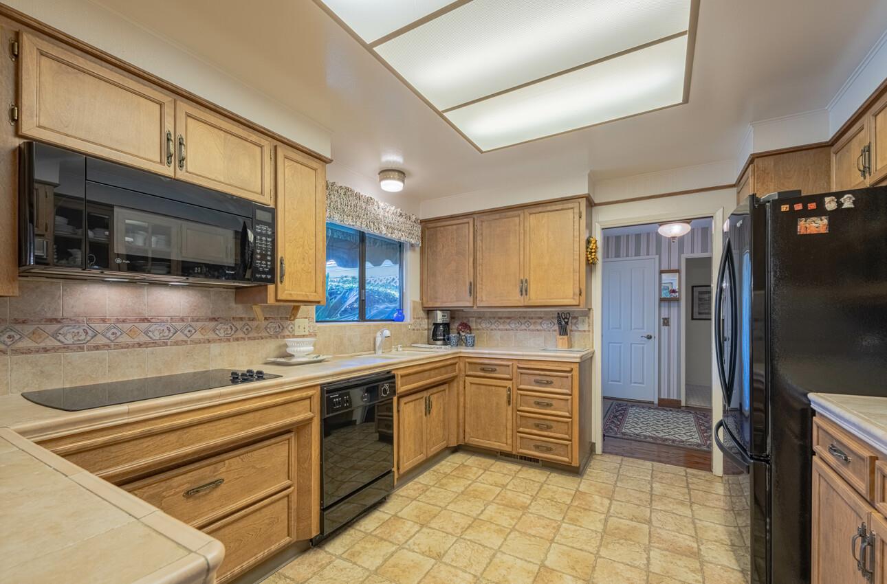 Detail Gallery Image 14 of 44 For 51 La Mirada Ct, Salinas,  CA 93901 - 3 Beds | 2/1 Baths